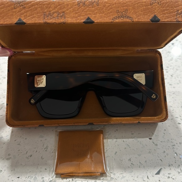 New Authentic MCM Sunglasses - Picture 2 of 3